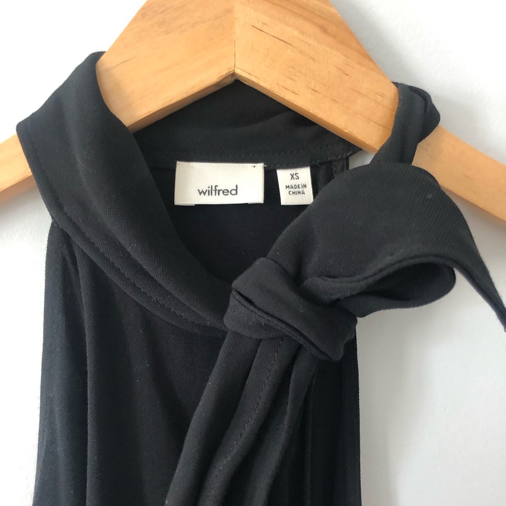 ✨ Black Sleeveless Blouse | Aritzia - Picture 3 of 7